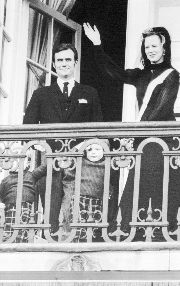 La reine Margrethe II de Danemark et le prince consort Henrik et leurs fils les princes Frederik et Joachim au balcon du palais de Christiansborg à Copenhague, le 15 janvier 1972