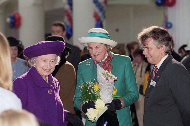 La reine Elizabeth II avec la duchesse de Grafton à Birmingham, le 30 octobre 1998