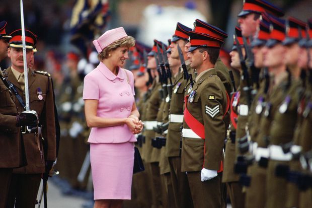 La princesse Diana passe en revue les troupes durant une visite au Princess of Wales's Royal Regiment, le 20 mai 1995