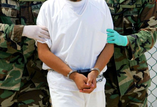« Un détenu du camp 4. L’uniforme réglementaire orange y est remplacé par des vêtements blancs. » - Paris Match n°2836, 25 septembre 2003