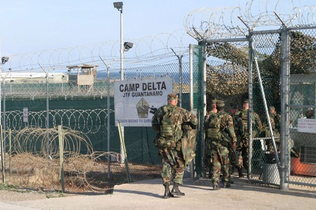 « L’entrée principale de la prison. La construction du camp Delta a coûté 50 millions de dollars. » - Paris Match n°2836, 25 septembre 2003