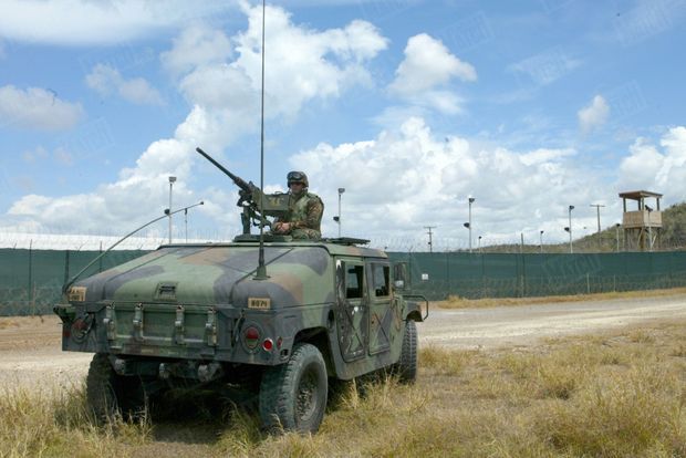 « Un soldat veille, posté sur un véhicule Humvee, près de l’enceinte est du camp 4. » - Paris Match n°2836, 25 septembre 2003