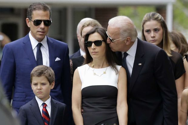 L'ancien vice-président américain Joe Biden embrasse sa belle-fille Hallie lors des funérailles de Beau, en mai 2015. A leurs côtés, Hunter, le fils de Joe Biden, et Hunter, le fils de Hallie et Beau Biden. L'ancien vice-président américain Joe Biden embrasse sa belle-fille Hallie lors des funérailles de Beau, en mai 2015. A leurs côtés, Hunter, le fils de Joe Biden, et Hunter, le fils de Hallie et Beau Biden.