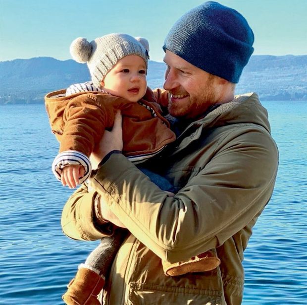 Posté sur le compte Instagram Sussex Royal le jour du Nouvel An : Harry, père comblé, et Archie, 8 mois. La mère prend la photo Posté sur le compte Instagram Sussex Royal le jour du Nouvel An : Harry, père comblé, et Archie, 8 mois. La mère prend la photo