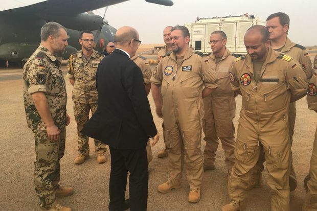 Le ministre de la Défense salue le détachement de l'armée allemande sur la base aérienne projetée de Niamey le 25 février 2017