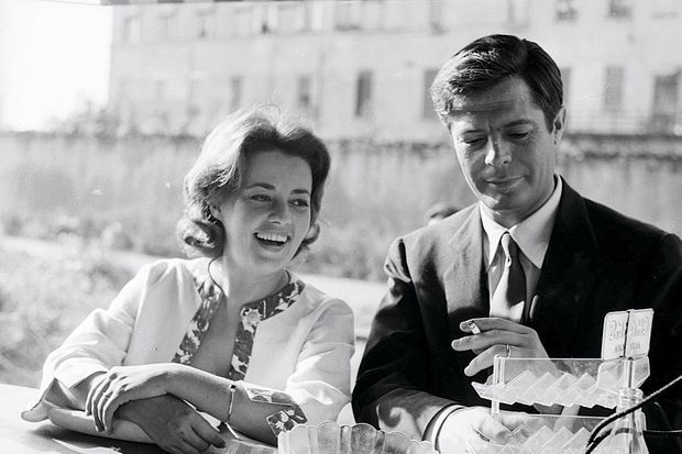 Avec Marcello Mastroianni sur le tournage de « La nuit », d’Antonioni, en octobre 1960.