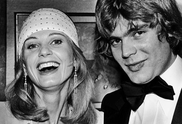 Jill Ireland et son fils adoptif Jason McCallum, lors d’un cocktail à Beverly Hills, en 1979.