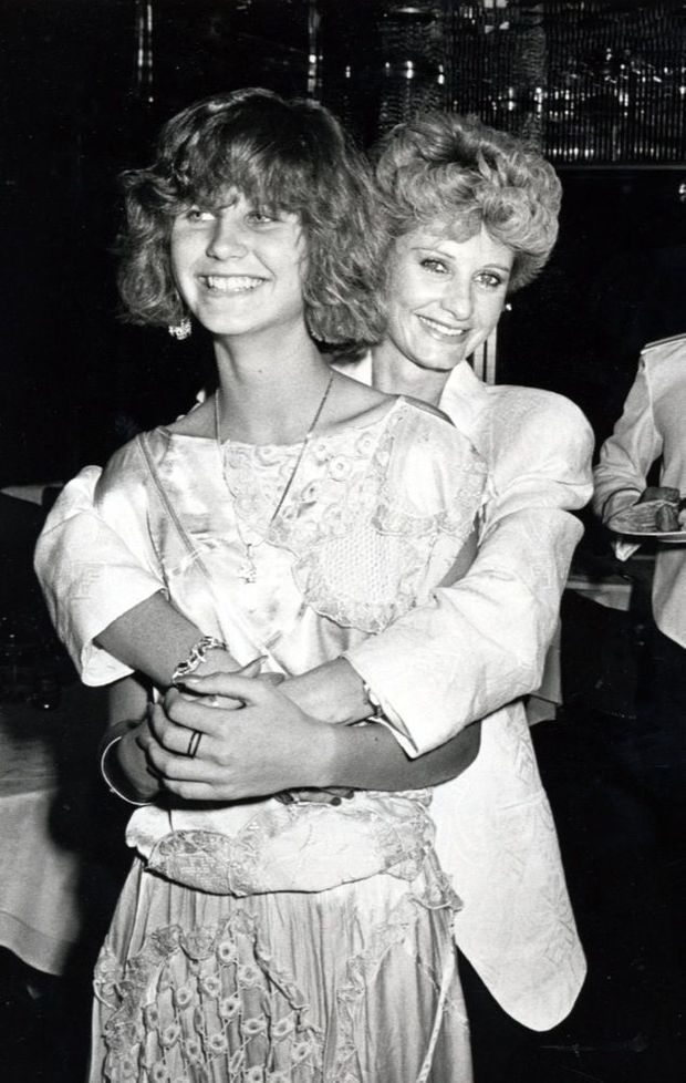 Jill Ireland, tenant dans ses bras Zuleika, la fille qu’elle a eue avec Charles Bronson, lors de la fête de fin de tournage du film « Le Justicier de New York », à New York en avril 1985.