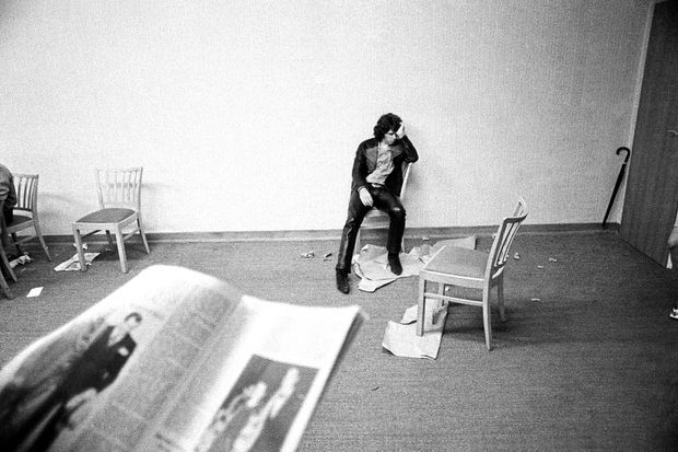 Usure et solitude. Jim Morrison en coulisses lors d'un concert à Francfort en septembre 1968.