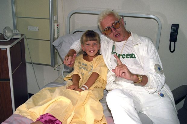Jimmy Savile, sous couvert de ses opérations de charité, visitait de nombreux hôpitaux de Grande-Bretagne.