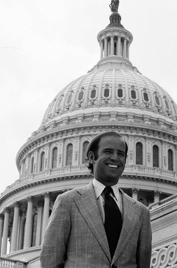 Joe Biden devant le Capitole, en août 1974. Joe Biden devant le Capitole, en août 1974.