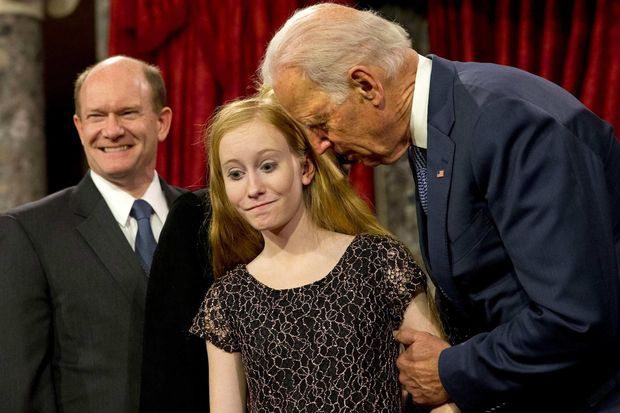 Joe Biden et Maggie, la fille du sénateur Chris Coons, en janvier 2015. Depuis, le politicien s'est exprimé en assurant que sa fille n'avait «rien pensé de mal» de ce geste. Joe Biden et Maggie, la fille du sénateur Chris Coons, en janvier 2015. Depuis, le politicien s'est exprimé en assurant que sa fille n'avait «rien pensé de mal» de ce geste.