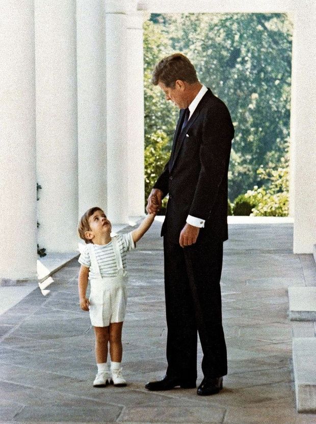 John-John et son père JFK, le 10 octobre 1963, à la Maison-Blanche.