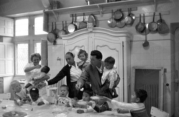 Joséphine Baker avec son mari Jo Bouillon et leur famille, dans son domaine des Milandes en Dordogne, en 1958.