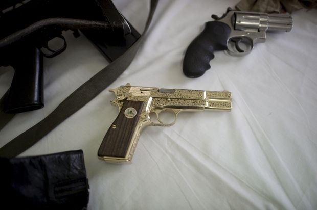 Le pistolet semi-automatique plaqué or dont Kadhafi ne se séparait jamais.