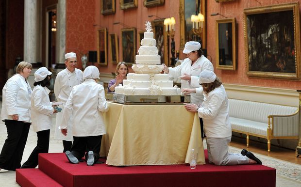 La mise en place du gâteau de mariage de Kate et William à Buckingham, le 29 avril 2011.