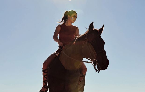 Kendall monte depuis qu’elle est toute petite. Elle confie même qu’adolescente les chevaux étaient ses seuls amis.