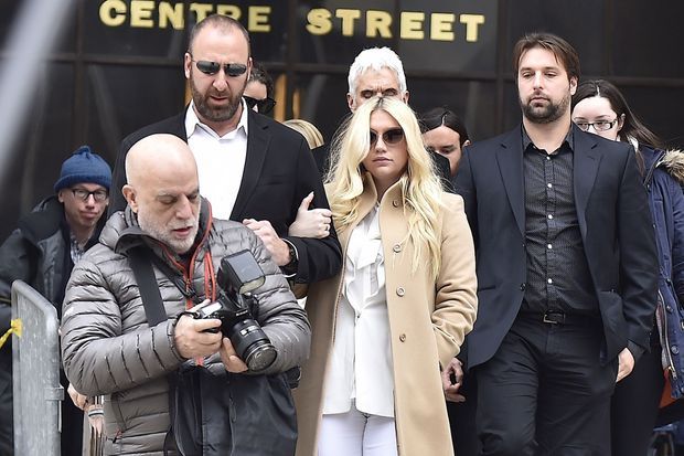 Kesha à sa sortie du tribunal le 19 février à New York.