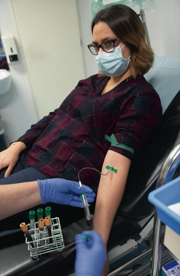 L’analyse de sang d’Aurélie, 34 ans, qui a déjà reçu les deux injections, permettra d’étudier sa réponse immunitaire.