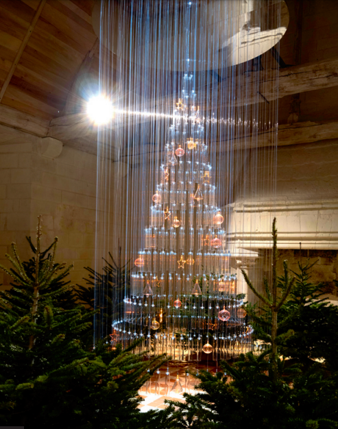 La forteresse royale de Chinon a installé un sapin en verre, pour une scénographie intitulée «Mythes et légendes de Noël ».