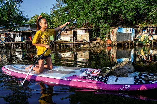 LA THAÏLANDAISE RALYN SATIDTANASARN (12 ANS), dite Lilly, mène le combat contre le plastique. Elle ramasse les détritus sur un canal de Bangkok. LA THAÏLANDAISE RALYN SATIDTANASARN (12 ANS), dite Lilly, mène le combat contre le plastique. Elle ramasse les détritus sur un canal de Bangkok.