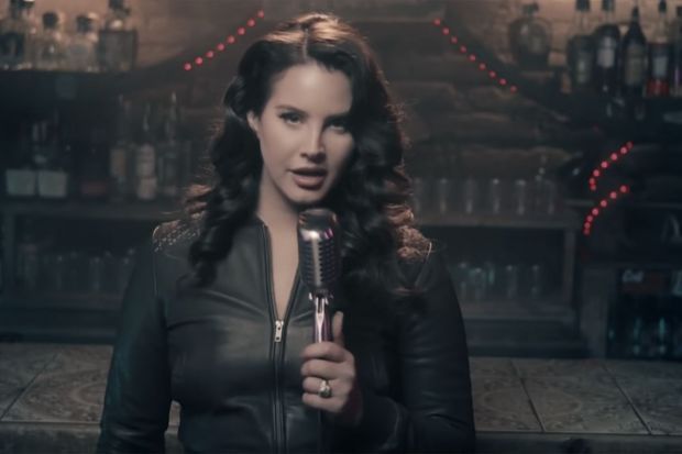 Lana Del Rey dévoile sa bague de fiançailles lors d'une performance pour le talk-show de Jimmy Fallon, le 14 décembre 2020 Lana Del Rey dévoile sa bague de fiançailles lors d'une performance pour le talk-show de Jimmy Fallon, le 14 décembre 2020 © Youtube