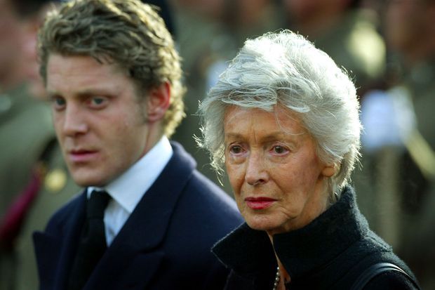 Lapo Elkann et sa grand-mère Marella aux funérailles de Gianni Agnelli, en janvier 2003 à Turin.