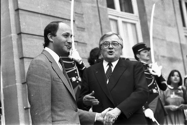 Le 18 juillet 1984, Pierre Mauroy salue Laurent Fabius lors de la passation de pouvoir.