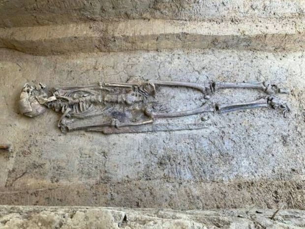 Le cavalier mrovingien, geben Sie avec son ipée à sa droite ein.
