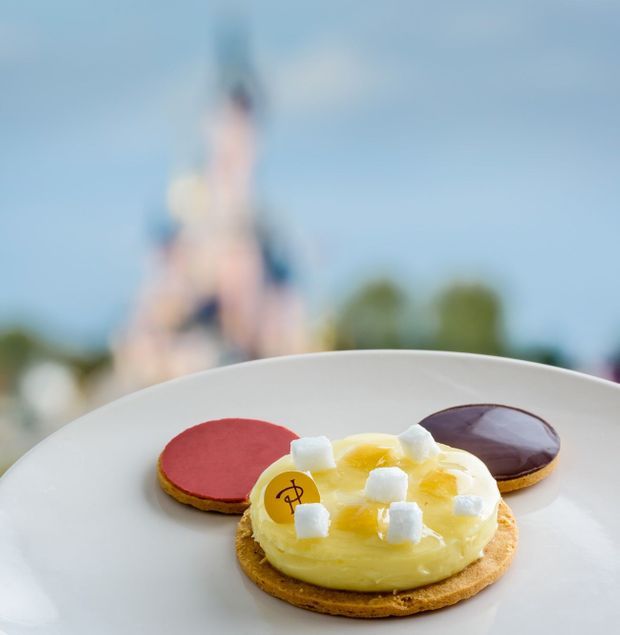 Mickey Fete Ses 90 Ans Avec Un Gateau Signe Pierre Herme Mickey Fete Ses 90 Ans Avec Un Gateau Signe Pierre Herme