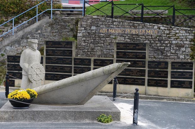 Le mémorial de Plouhinec, qui perpétue la mémoire des marins morts ou disparus en mer depuis 1947. Le plus jeune avait 16 ans.