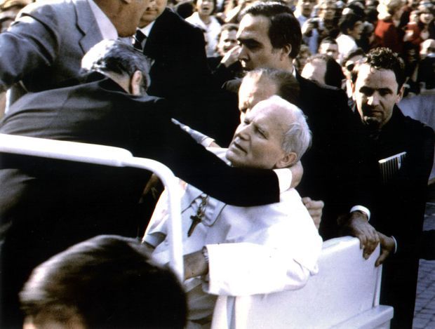 Le pape, blessé par Ali Agca.