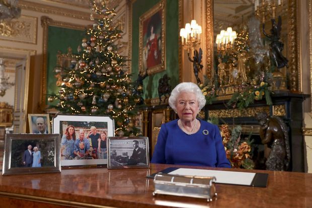 Le traditionnel discours de Noël, à Windsor. Sur le bureau de la Reine, aucune photo des Sussex. Le traditionnel discours de Noël, à Windsor. Sur le bureau de la Reine, aucune photo des Sussex.