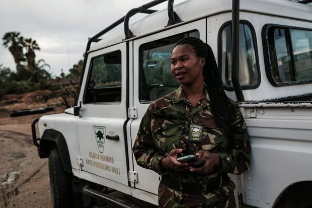 Leitah, 28 ans, une des Black Mambas, va entamer sa patrouille.