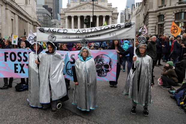Les activistes de XR qui se sont baptisés les « agitateurs âgés » manifestent devant la Banque d’Angleterre le 14 octobre, 8e jour de manif du mouvement social écologiste qui entend, par la désobéissance civile, inciter les gouvernements à agir contre le changement climatique.