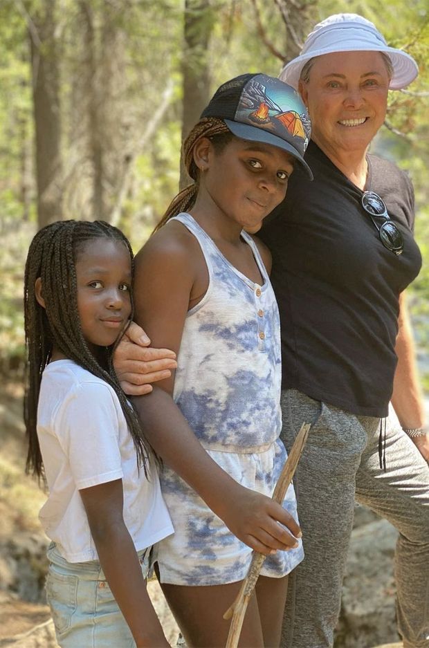 Charlize Theron dévoile une photo de ses filles, qui ont bien grandi