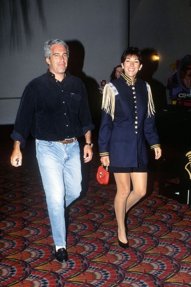 Les galons de Ghislaine : « petite amie principale ». Avec Jeffrey Epstein à une première de cinéma, en 1995 à New York. Les galons de Ghislaine : « petite amie principale ». Avec Jeffrey Epstein à une première de cinéma, en 1995 à New York.