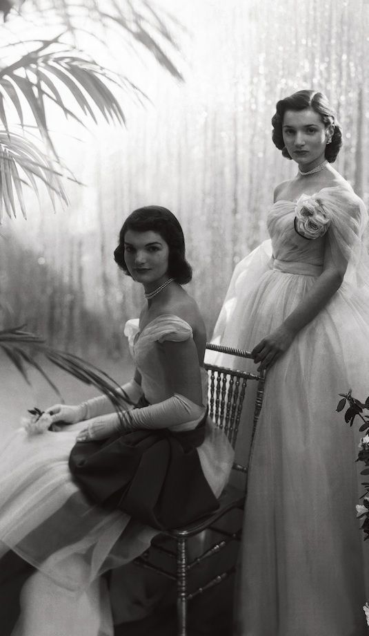 Les soeurs Bouvier, Jacqueline (assise), 21 ans, et Lee, 18 ans, font partie des plus jolies flles des Hamptons.