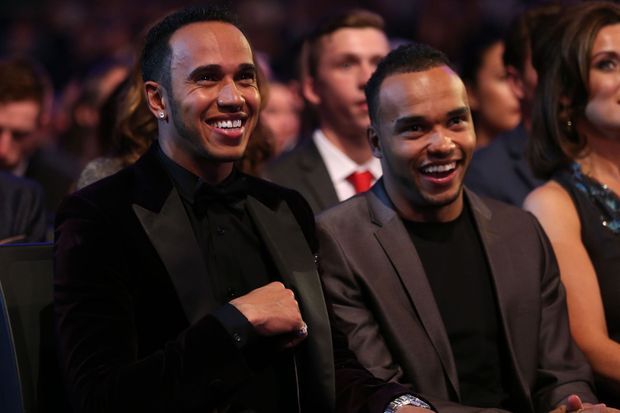 Lewis Hamilton Son Frere Handicape Se Lance Dans La Course