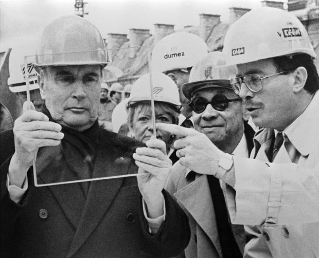 François Mitterrand visitant les travaux de la Pyramide du Louvre, le 10 avril 1987. François Mitterrand visitant les travaux de la Pyramide du Louvre, le 10 avril 1987.