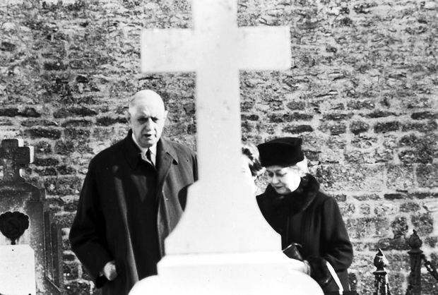 novembre 1969 : à la Toussaint, le général Charles De Gaulle et son épouse Yvonne viennent se recueillir sur la tombe de leur fille Anne