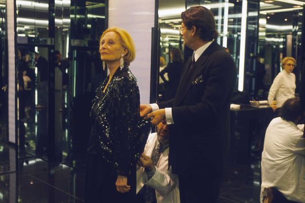Michèle Morgan, présidente de la 17ème Nuit des CESAR 1992, essaye sa robe chez Jean-Louis Scherrer à Paris.