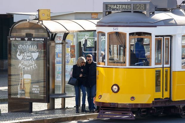 Emmanuel et Brigitte Macron se promènent à Lisbonne