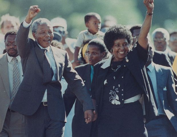 Nelson Mandela, accompagné de son épouse Winnie et de ses soutiens, le jour de sa libération, le 11 février 1990. Nelson Mandela, accompagné de son épouse Winnie et de ses soutiens, le jour de sa libération, le 11 février 1990.