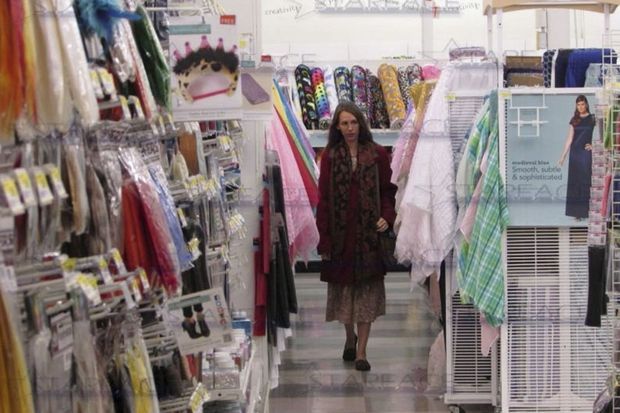 La fiancée en séance shopping dans une mercerie, pour sa robe de mariée, le 21 janvier 2015 à Corcoran.