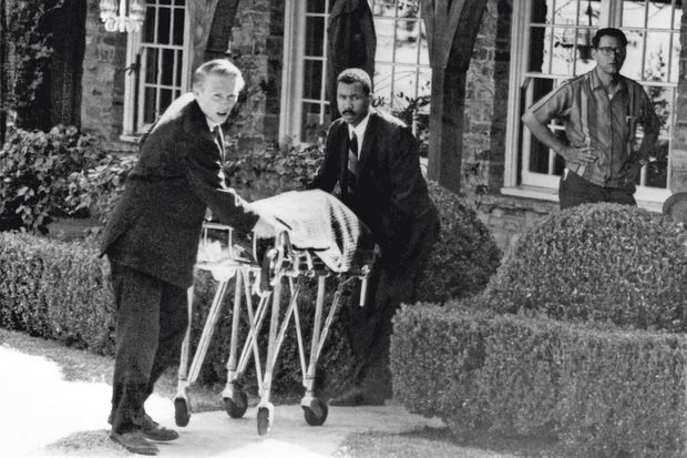 Le 9 août 1969, le corps de Sharon Tate est évacué de la maison de Roman Polanski. Le massacre a fait cinq morts.