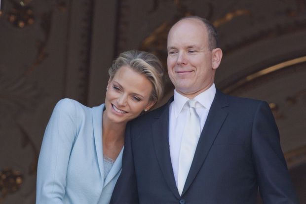 « Vendredi 1er juillet, 17 h 40. Les jeunes époux apparaissent au balcon du palais après le mariage civil. Charlène se love contre son prince. » - Paris Match n°3242, 4 juillet 2011 « Vendredi 1er juillet, 17 h 40. Les jeunes époux apparaissent au balcon du palais après le mariage civil. Charlène se love contre son prince. » - Paris Match n°3242, 4 juillet 2011