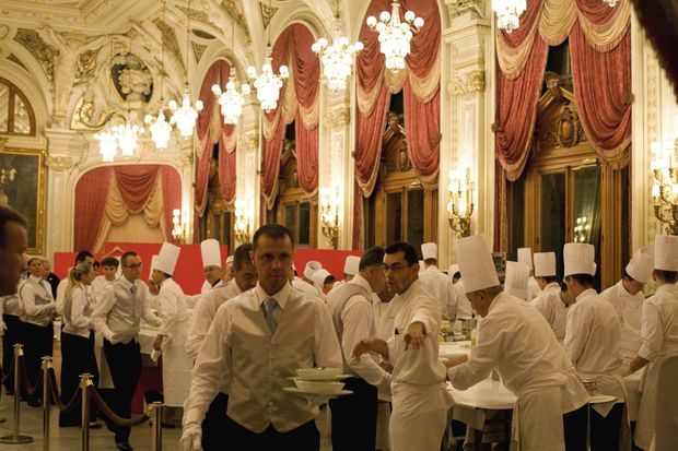 « Samedi 2 juillet. Dans l’une des deux cuisines dressées derrière les terrasses du casino, 250 maîtres d’hôtel, chefs de rang et commis de service s’affairent. Réglée au millimètre, l’organisation du dîner princier est militaire. » - Paris Match n°3242, 4 juillet 2011 « Samedi 2 juillet. Dans l’une des deux cuisines dressées derrière les terrasses du casino, 250 maîtres d’hôtel, chefs de rang et commis de service s’affairent. Réglée au millimètre, l’organisation du dîner princier est militaire. » - Paris Match n°3242, 4 juillet 2011