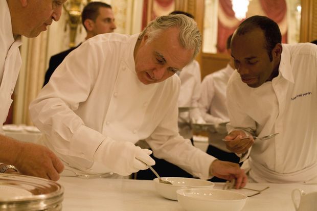 « Le chef multi-étoilé Alain Ducasse avec Marcel Ravin, chef du Blue Bay, à Monte-Carlo. » - Paris Match n°3242, 4 juillet 2011 « Le chef multi-étoilé Alain Ducasse avec Marcel Ravin, chef du Blue Bay, à Monte-Carlo. » - Paris Match n°3242, 4 juillet 2011