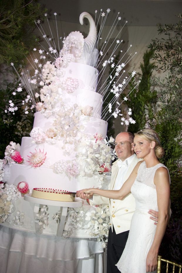 « Sur le coup de minuit, samedi, Charlène s’apprête à découper cette pièce montée de 2,5 mètres. En forme de corne d’abondance, ce «monument» – biscuit moelleux, vanille, chocolat blanc – est décoré de 2000 fleurs en sucre, œuvre de Franck Madala de l’hôtel de Paris: passiflores, agapanthes, orchidées, lys, roses, protéas. » - Paris Match n°3242, 4 juillet 2011 « Sur le coup de minuit, samedi, Charlène s’apprête à découper cette pièce montée de 2,5 mètres. En forme de corne d’abondance, ce «monument» – biscuit moelleux, vanille, chocolat blanc – est décoré de 2000 fleurs en sucre, œuvre de Franck Madala de l’hôtel de Paris: passiflores, agapanthes, orchidées, lys, roses, protéas. » - Paris Match n°3242, 4 juillet 2011